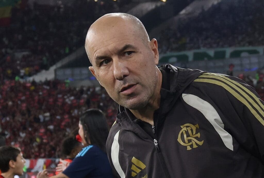 Leonardo Jardim olha com olhar curioso antes de início de Flamengo x Palmeiras no Maracanã; veja a escalação do Flamengo x River Plate