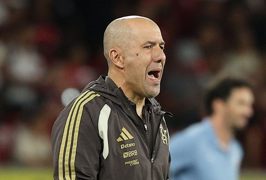 Leonardo Jardim projeta reencontro com Cruzeiro na Libertadores Leonardo Jardim grita na beira do campo durante jogo do Flamengo
