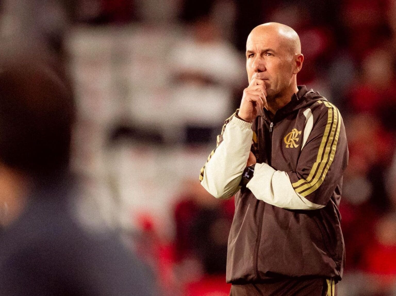 Falta eficiência. Mas tem faltado um pouco de futebol também Leonardo Jardim com mão no rosto com semblante preocupado durante empate do Flamengo contra o Athletico-PR