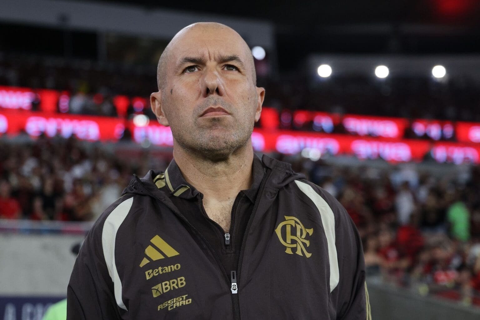Leonardo Jardim no lado do campo antes de partida do Flamengo; treinador define escalação do Flamengo para enfrentar Vitória