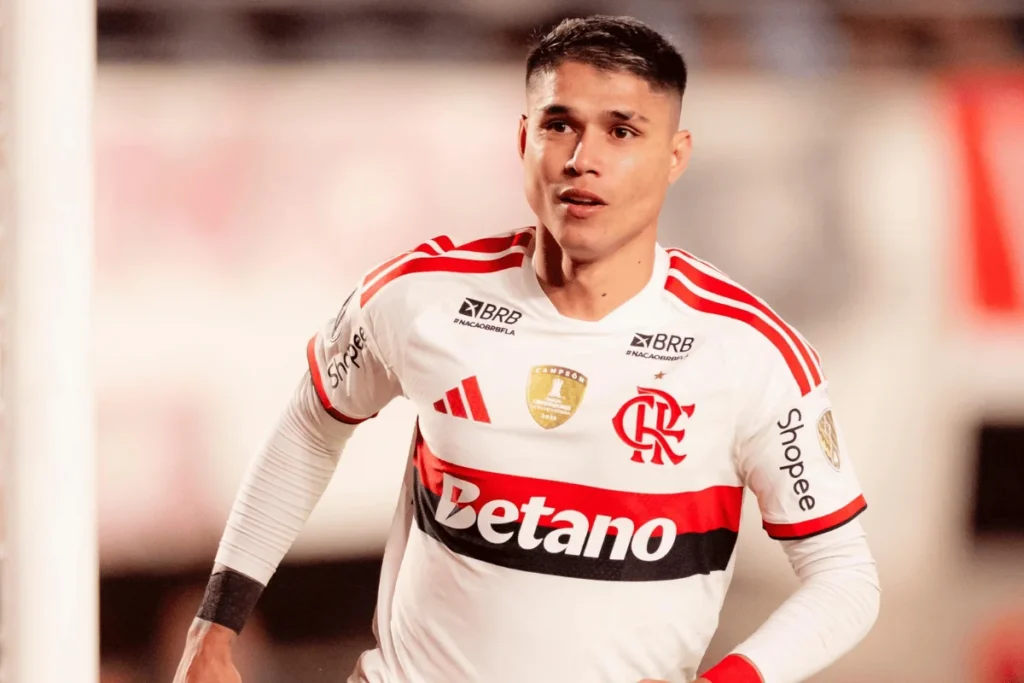 Luiz Araújo em campo com a camisa 2 do Flamengo
