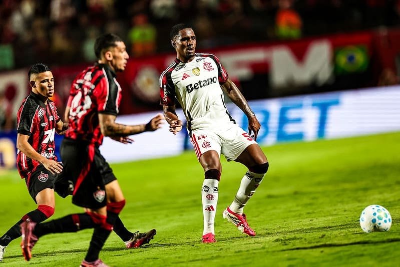 Evertton Araújo dá passe enquanto é marcado por jogadores do Vitória; saiba onde assistir Vitória x Flamengo pela Copa do Brasil