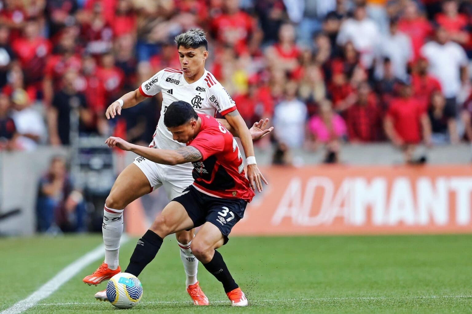 Luiz Araújo disputa a bola com jogador do Athletico-PR; saiba onde assistir Athletico x Flamengo