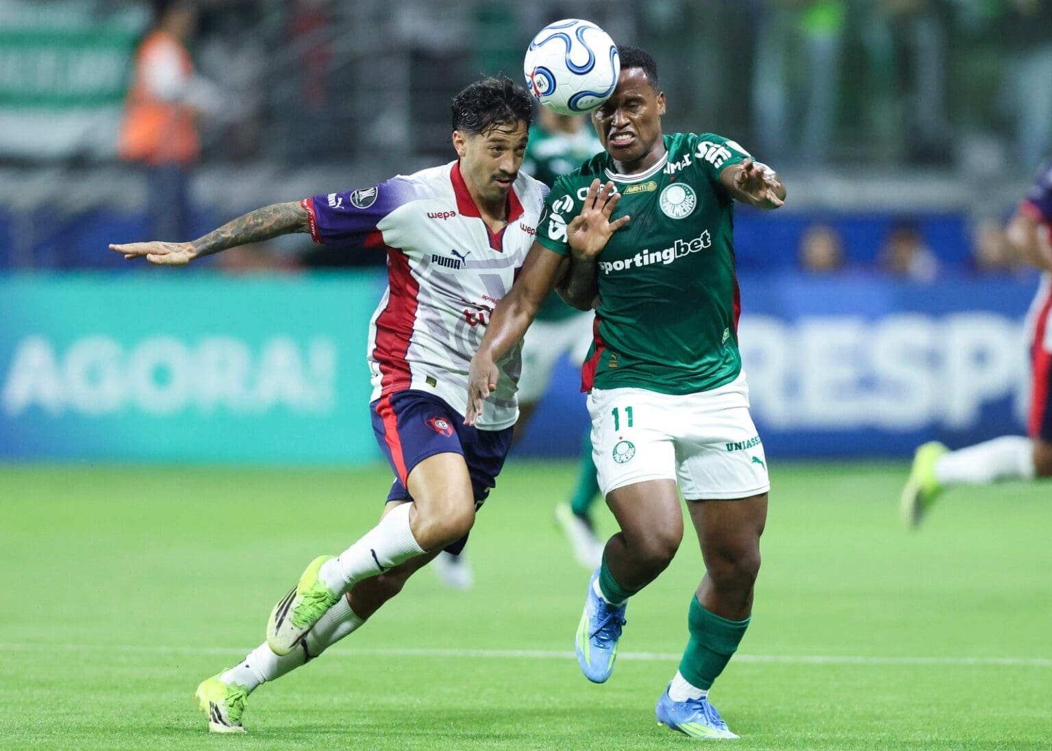 John Arias disputa a bola com Fabricio Dominguez durante Palmeiras x Cerro Porteño