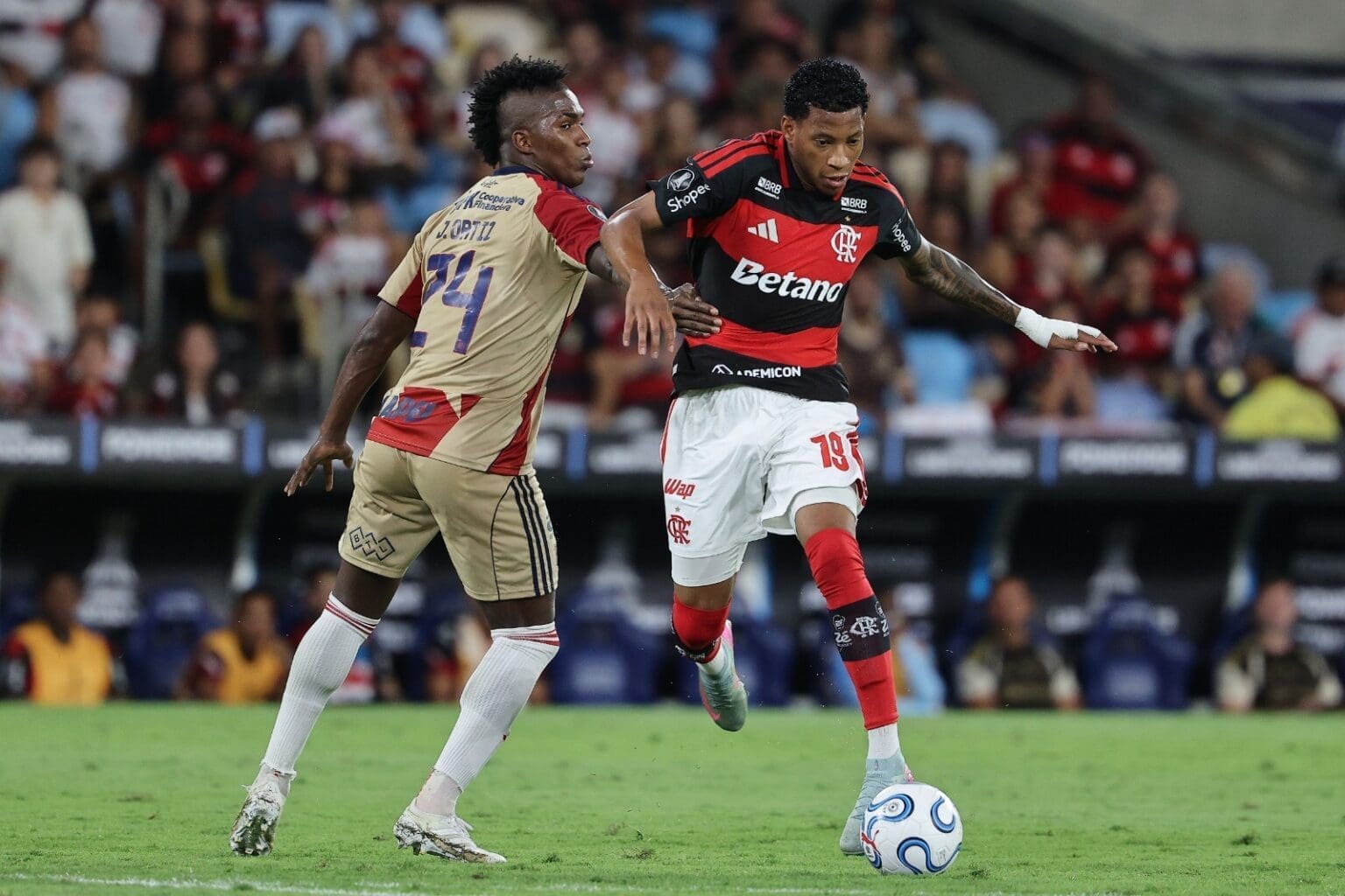 Plata conduz a bola durante jogo contra o Independiente Medellín; veja palpites para o jogo do Flamengo