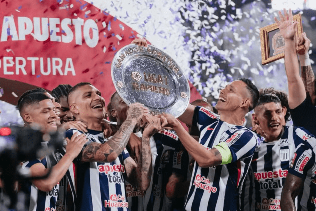 Paolo Guerrero e outros jogadores do Alianza Lima levantando a taça do campeonato peruano