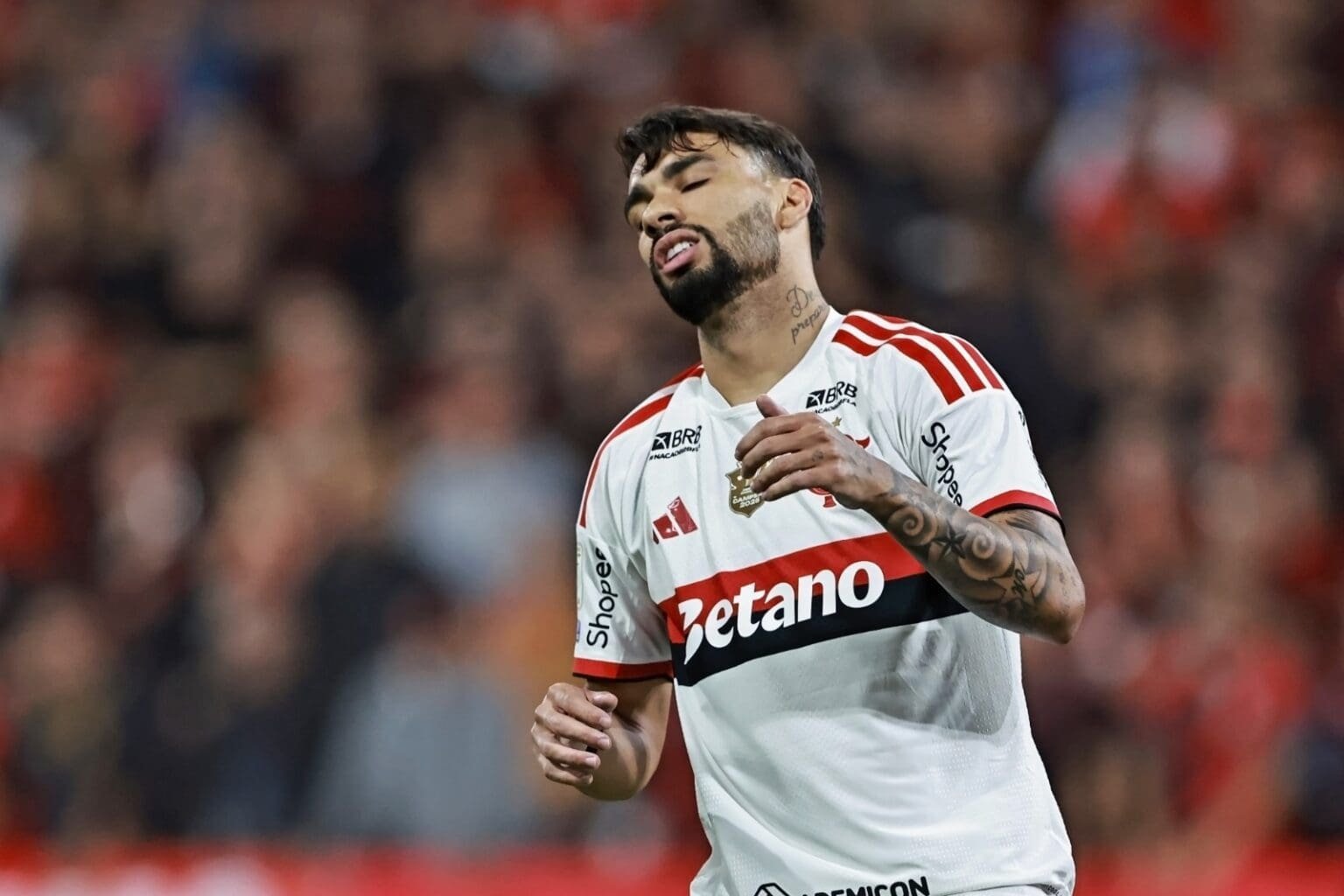 CBF toma posição sobre adiamento de Flamengo x Coritiba pelo Brasileirão Paquetá com expressão de lamento durante Athletico x Flamengo