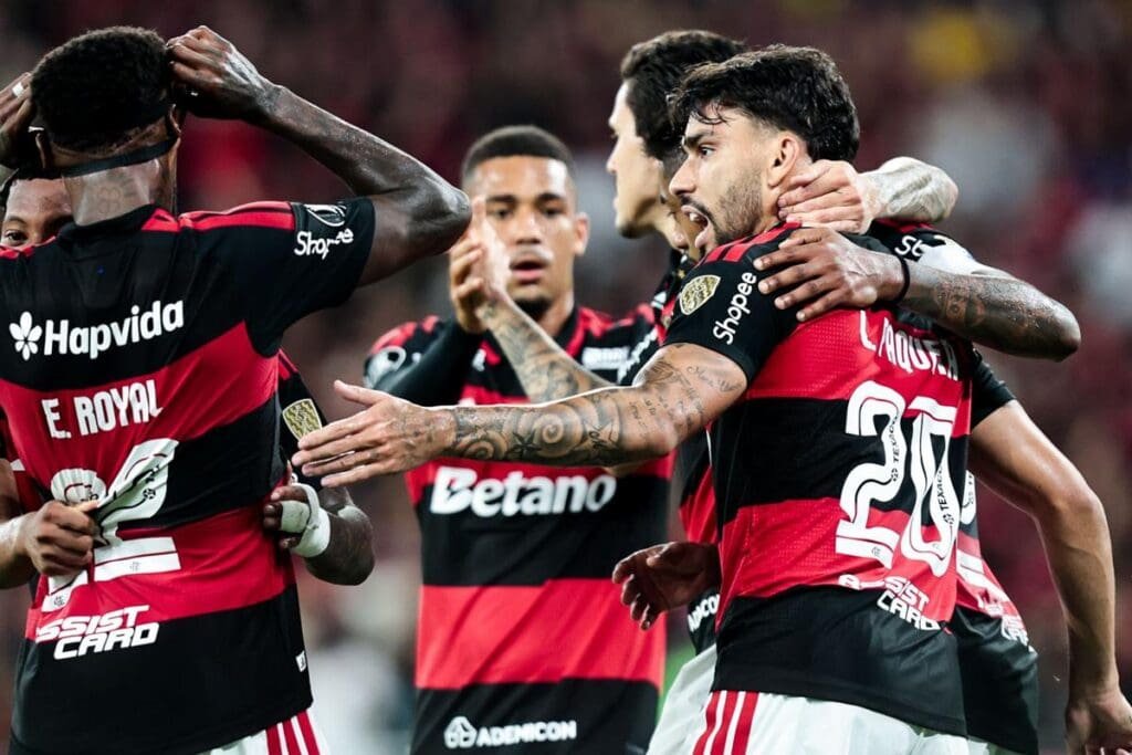 Jogadores do Flamengo se abraçam após gol contra o Cusco