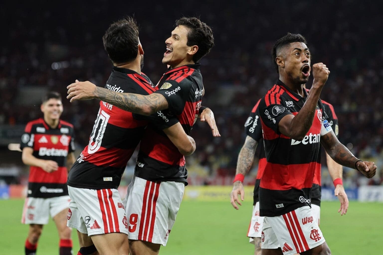 Pedro, Paquetá e Bruno Henrique comemoram gol em Flamengo x Estudiantes