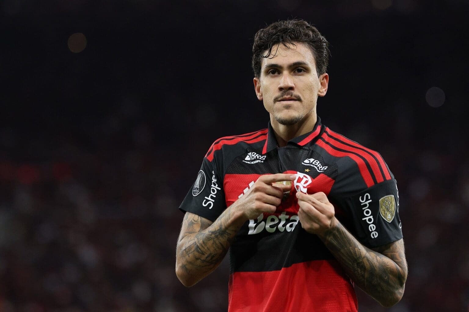 Pedro aponta para o escudo do Flamengo ao comemorar gol