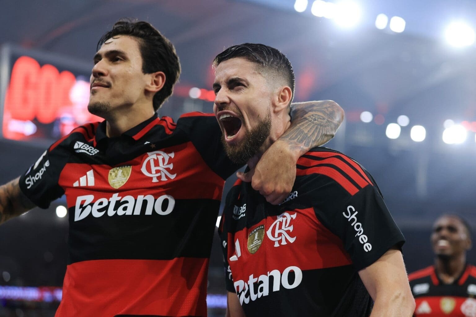 Pedro e Jorginho comemoram gol do Flamengo no Maracanã; time retorna ao estádio para Flamengo x Estudiantes