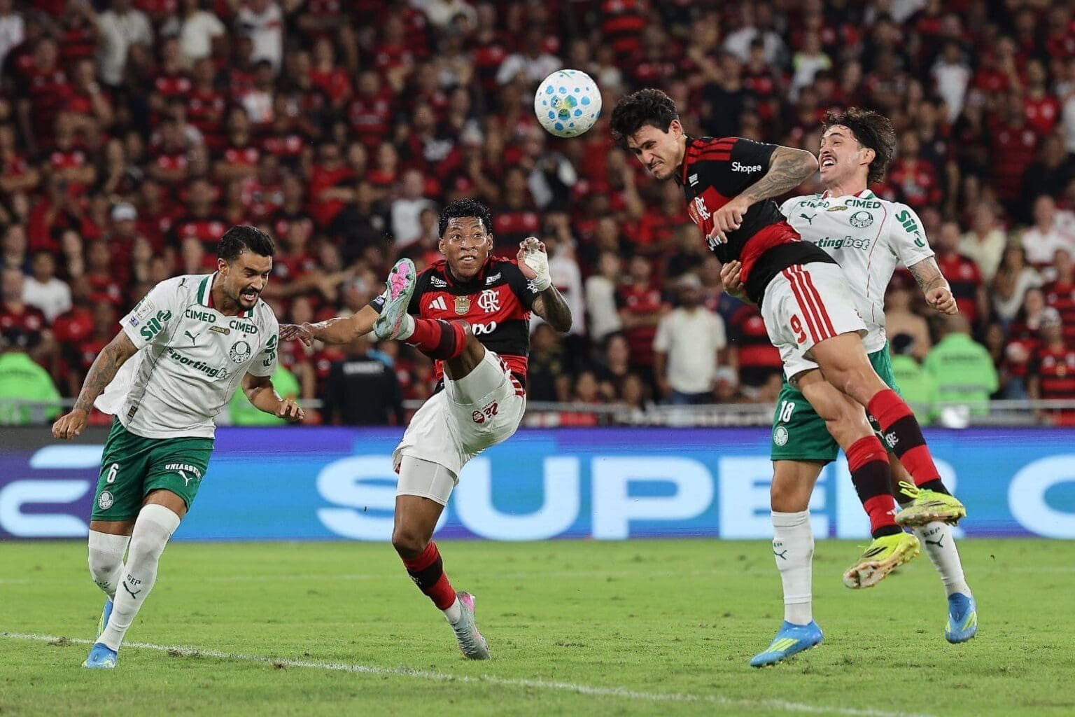 Notícias do Flamengo hoje: Palmeiras, Brasileirão e Carrascal Pedro e Plata disputam a bola dentro da área durante Flamengo x Palmeiras