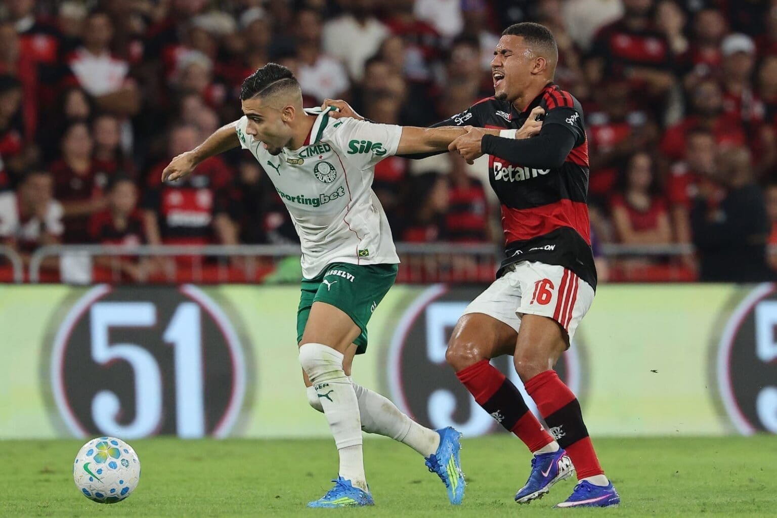 Melhores momentos: Flamengo 0×3 Palmeiras – Brasileirão 2026 Samuel Lino tenta roubar a bola de Andreas Pereira durante Flamengo x Palmeiras