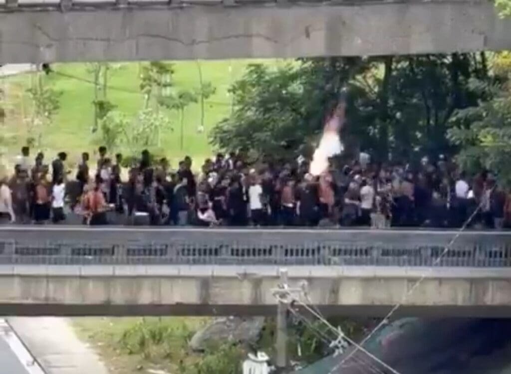 Torcedores atiram fogos em rivais antes de Flamengo x Vasco