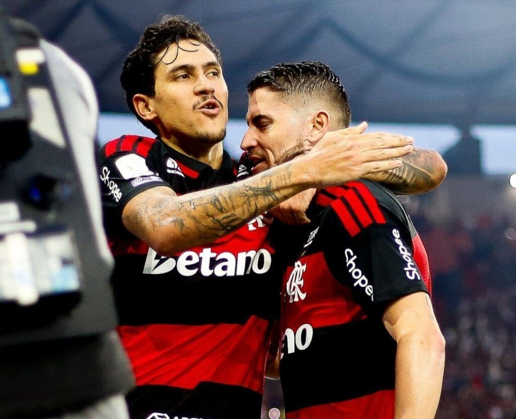 Pedro e Jorginho comemoram gol em Flamengo x Vasco no Brasileirão