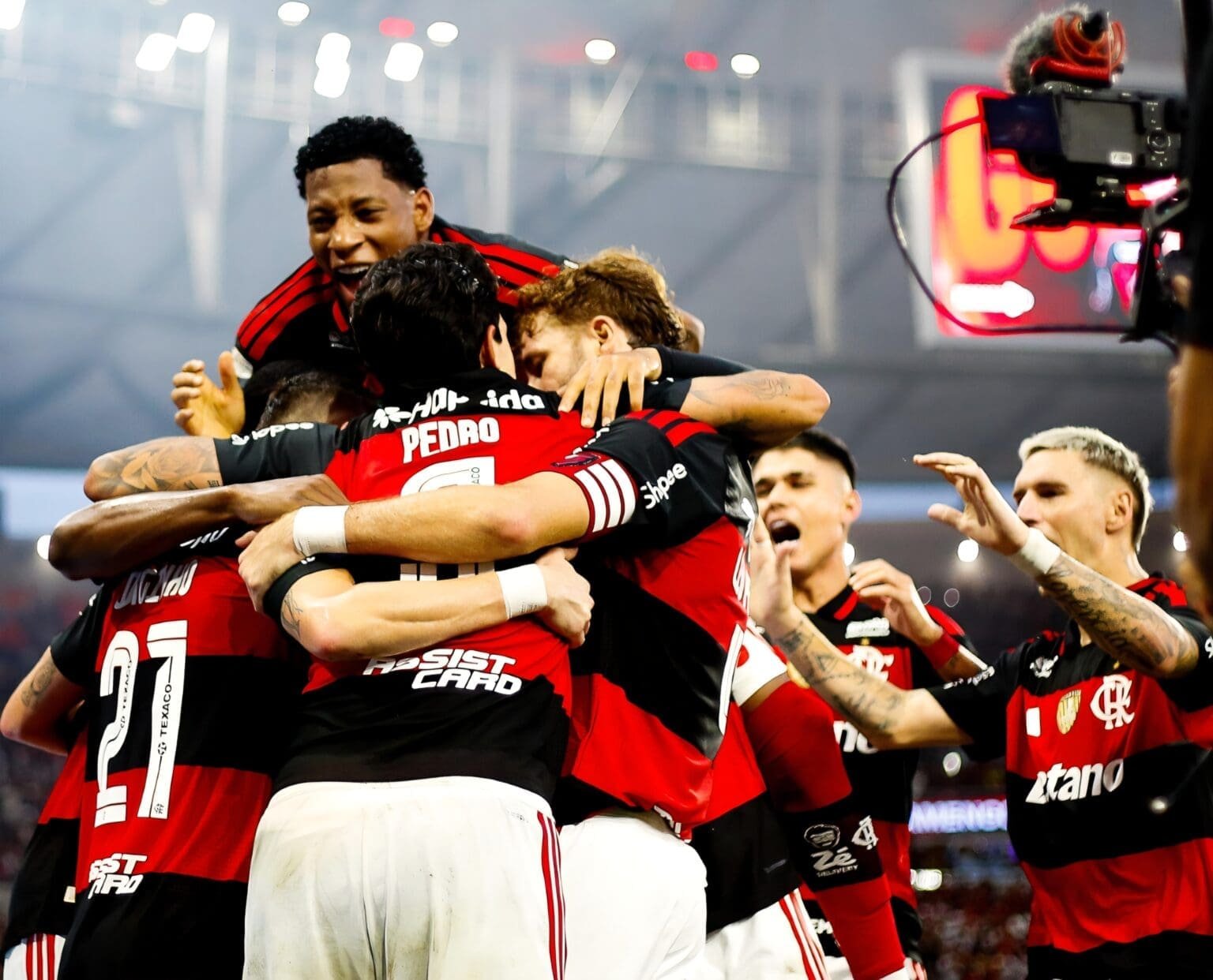 Melhores momentos Flamengo 2x2 Vasco: time comemora gol durante empate