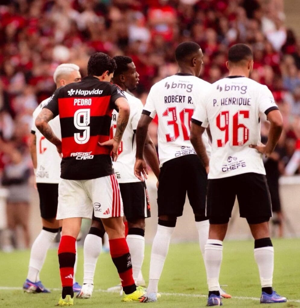 Flamengo x Vasco: Pedro em meio aos rivais no empate pelo Brasileirão