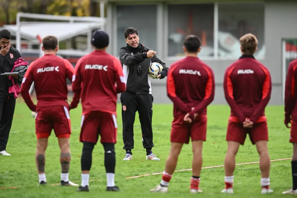 Estudiantes confirma desfalque e prepara retranca contra Flamengo no Maracanã Alexandre Medina dá instruções durante treinamento do Estudiantes