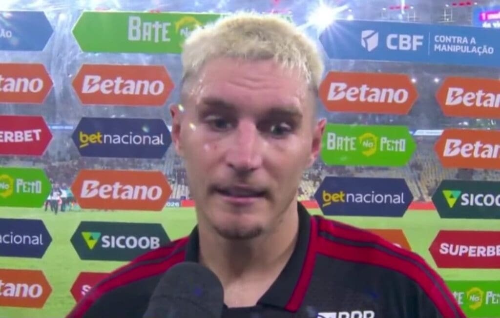Varela dá entrevista após derrota do Flamengo para o Palmeiras