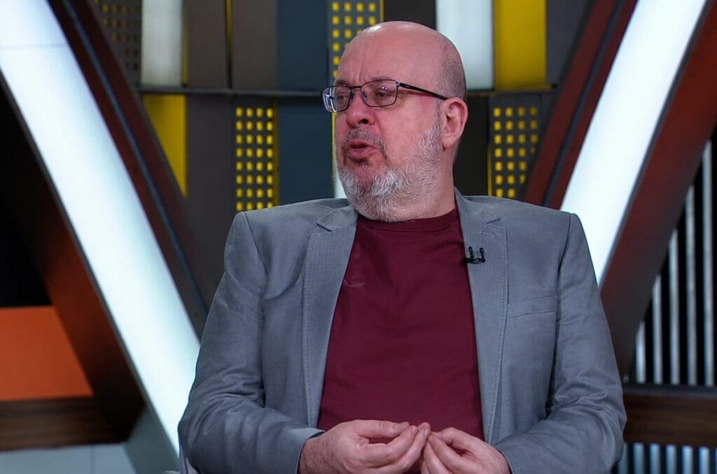 Victor Birner gesticula enquanto opina sobre derrota do Flamengo para o Vitória na Copa do Brasil