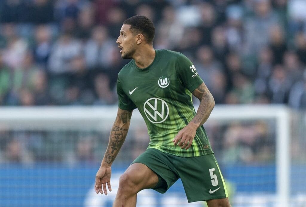 Vinícius Souza, cria do Flamengo, em ação pelo Wolfsburg