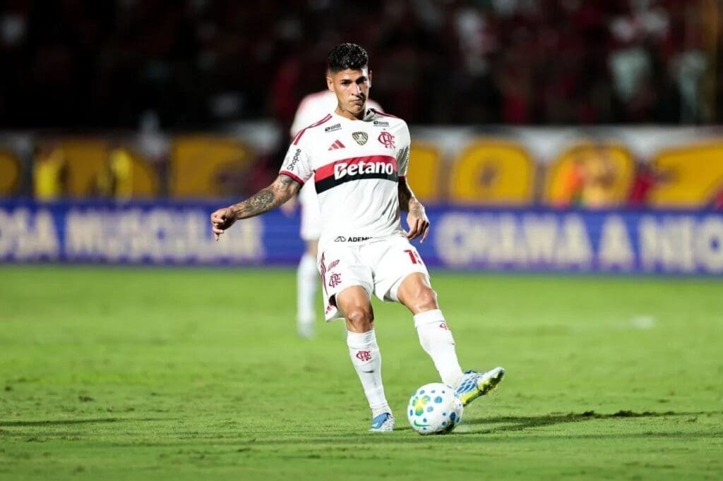 Carrascal toca a bola com o pé esquerdo durante Vitória x Flamengo pela Copa do Brasil