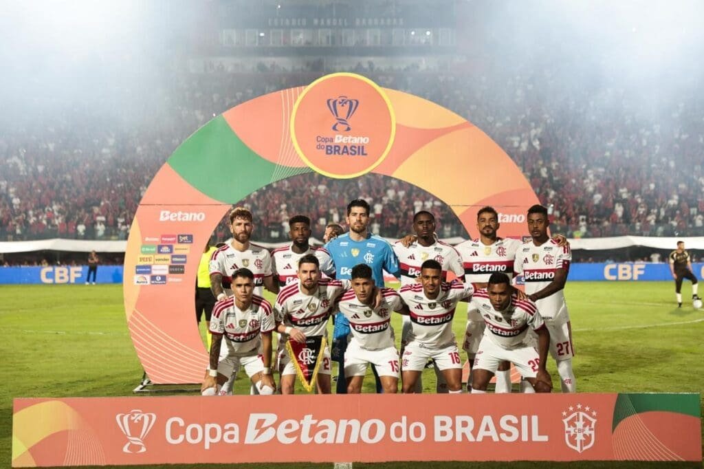 Time do Flamengo perfilado antes de jogo contra o Vitória pela Copa do Brasil