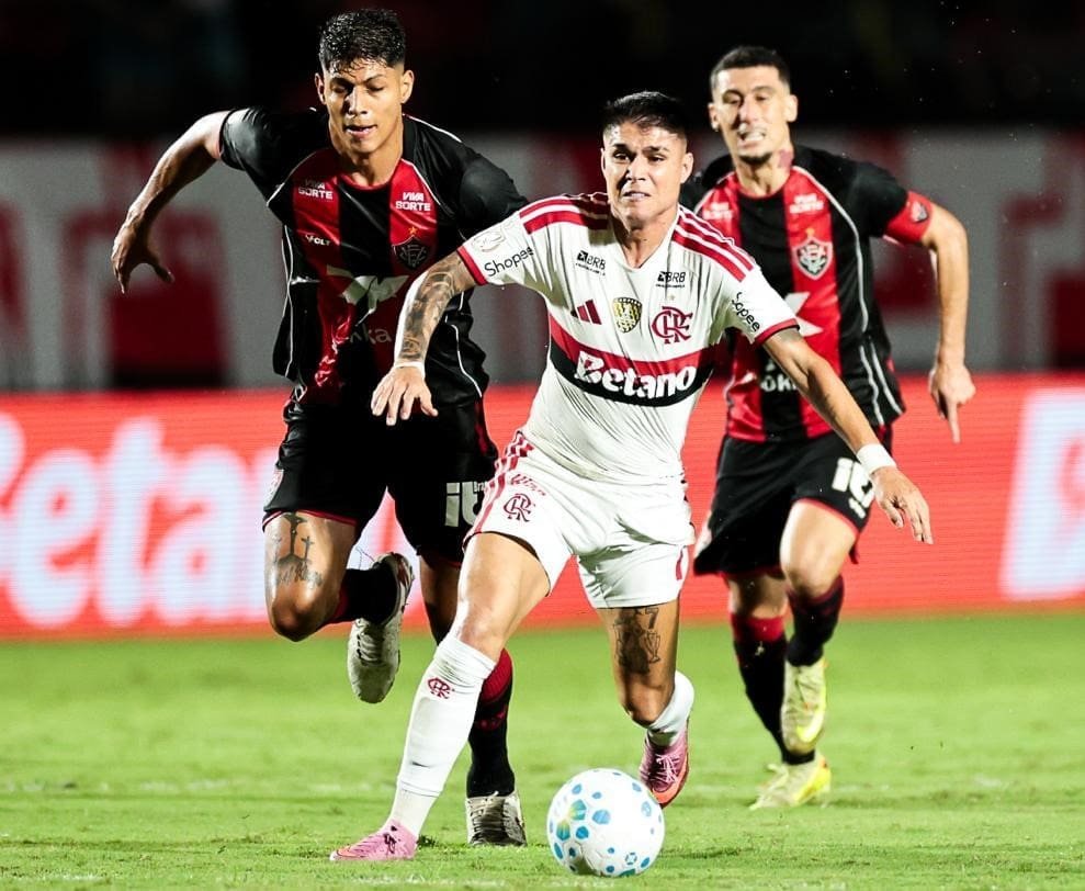 Vitória 2×0 Flamengo: ficha técnica e estatísticas – Copa do Brasil 2026 Luiz Araújo, do Flamengo, conduz a bola enquanto é perseguido por jogadores do Vitória