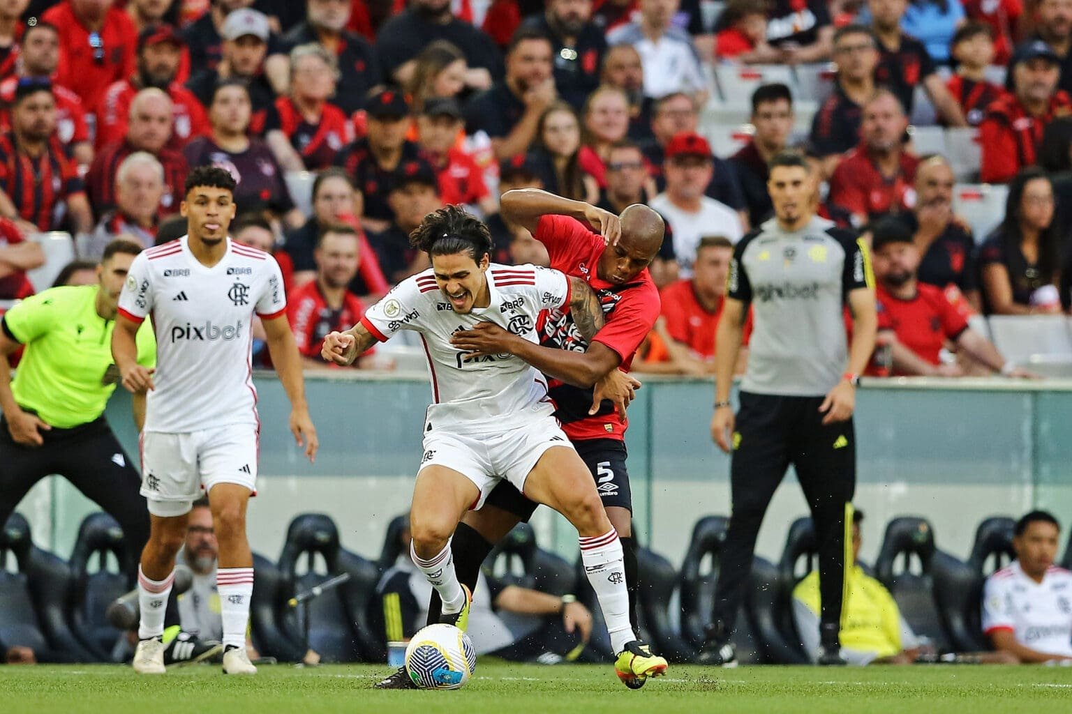 Flamengo tem números avassaladores contra Athletico-PR nos últimos 10 jogos Pedro durante Flamengo x Athletico-PR