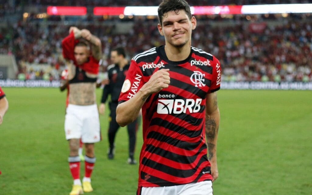 Clube do Brasileirão quer Ayrton Lucas, do Flamengo Ayrton Lucas acena com a camisa do Flamengo