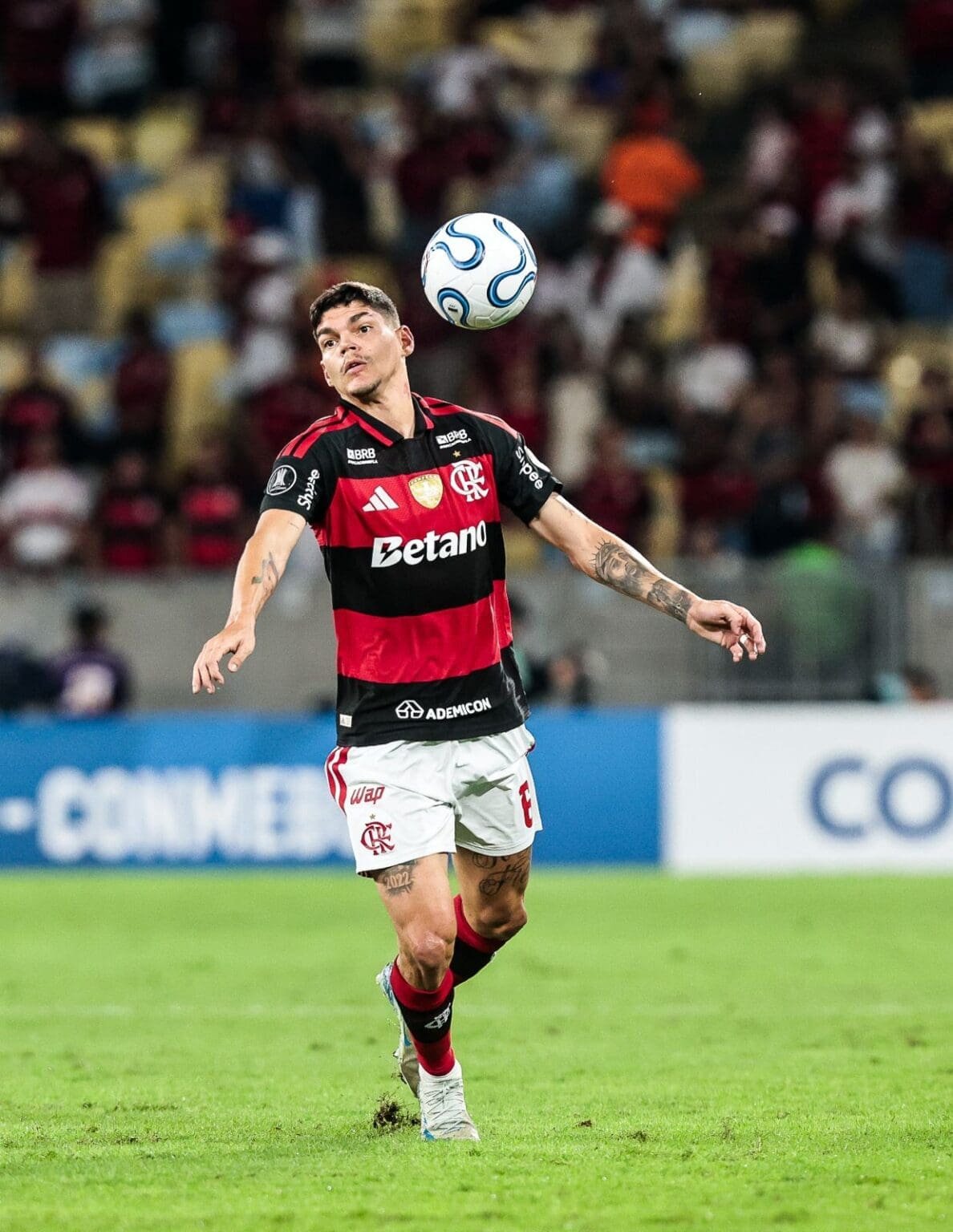 Ayrton Lucas tenta dominar bola no peito durante Flamengo 1x0 Estudiantes
