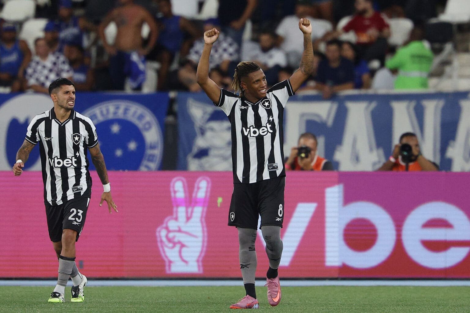 Danilo em campo pelo Botafogo; Flamengo sai de cena no negócio