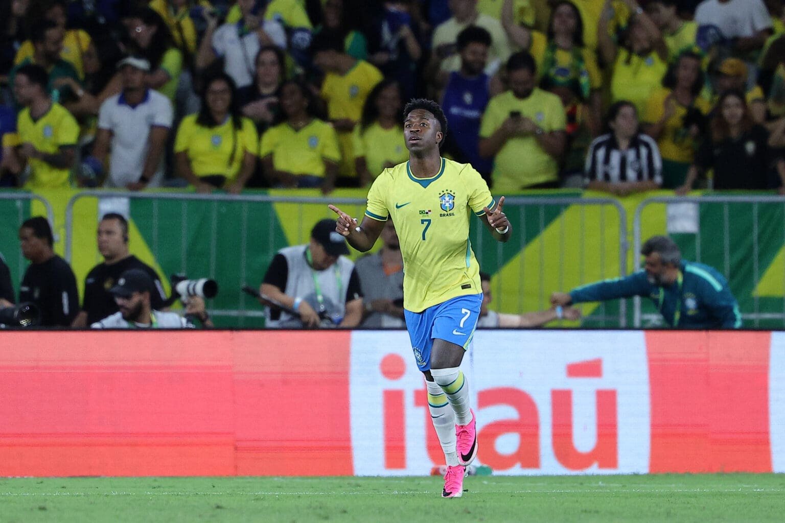 Notícias do Flamengo hoje: Seleção Brasileira, Vini Jr e Abel Ferreira Vini Jr comemora gol pela Seleção Brasileira