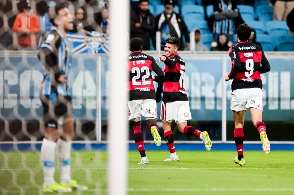 Jorge Carrascal comemora gol do Flamengo diante do Grêmio