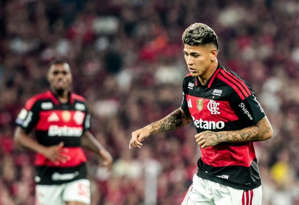 Carrascal domina a bola durante Flamengo 0x3 Palmeiras, com Evertton Araújo ao fundo