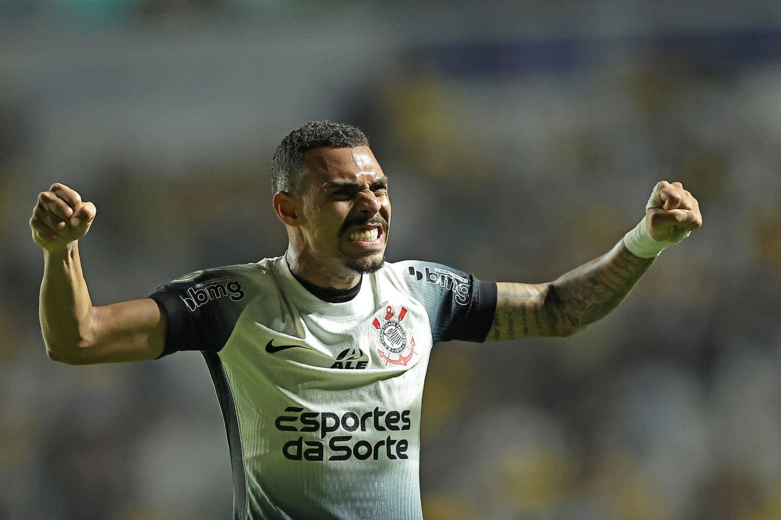 Revelado pelo Flamengo, Matheuzinho comemora gol pelo Corinthians