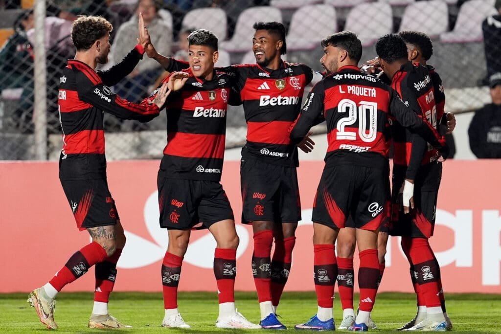 Próximos jogos do Flamengo são fora de casa; imagem mostra craques comemorando gol longe do Rio