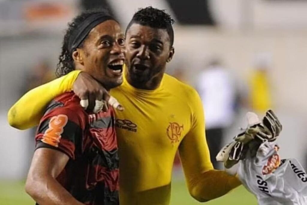 Felipe com a segunda pele amarela abraçado a Ronaldinho, ambos no Flamengo