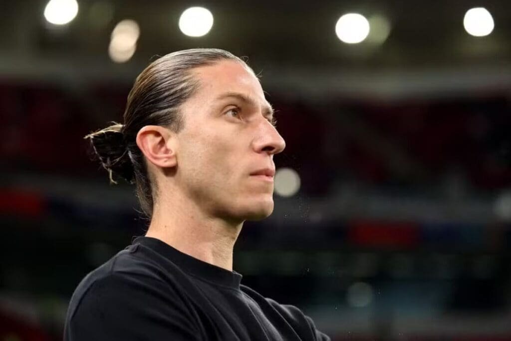 Filipe Luís no comando do Flamengo, sério