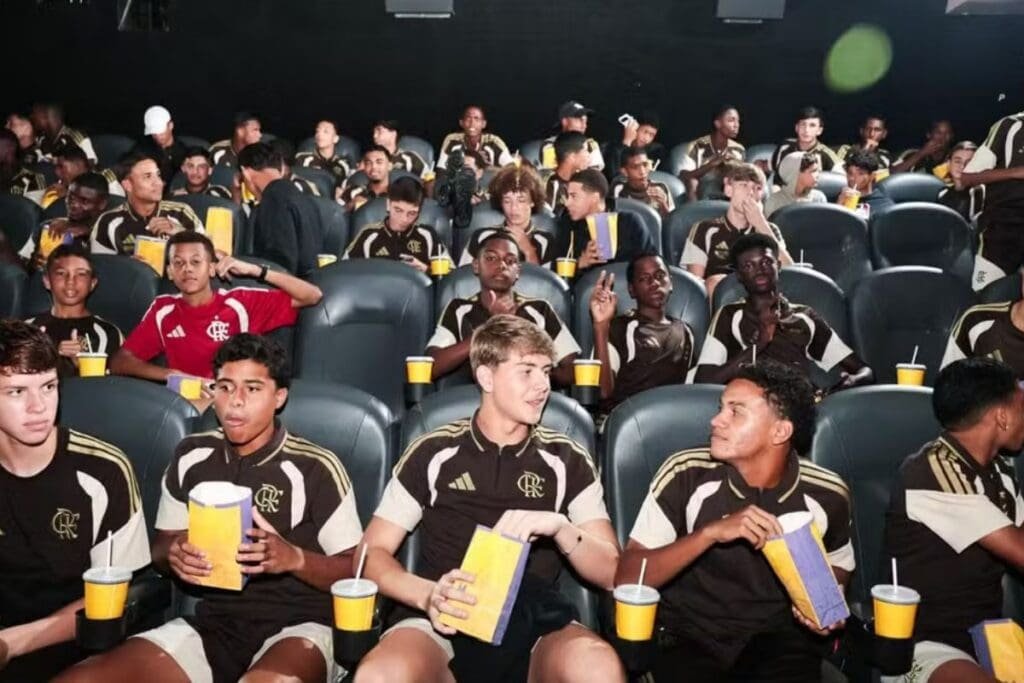 Garotos do Ninho lotando uma sala de cinema para assistir ao filme do Zico