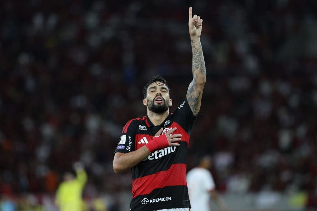 Relacionados do Flamengo tem retorno de Lucas Paquetá; imagem mostra craque comemorando gol com a camisa do Mengão