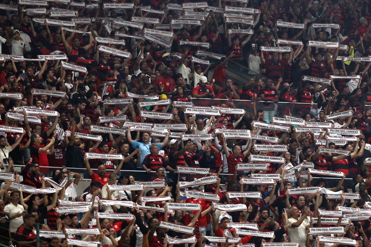Vai lotar! Veja parcial da venda de ingressos para Flamengo x Palmeiras Ingressos para Flamengo x Palmeiras estão perto de esgotar; imagem mostra torcida do Flamengo fazendo a festa no Maracanã