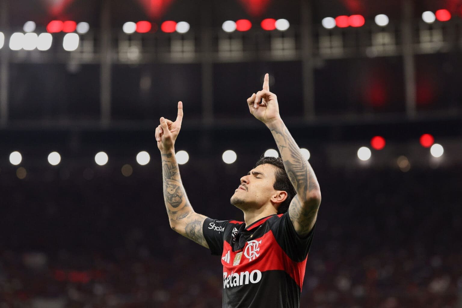 Pedro comemora gol em Flamengo x Estudiantes