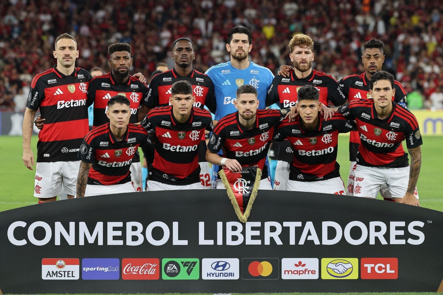 Flamengo termina rodada com melhor campanha da Libertadores Time do Flamengo perfilado antes de jogo na Libertadores