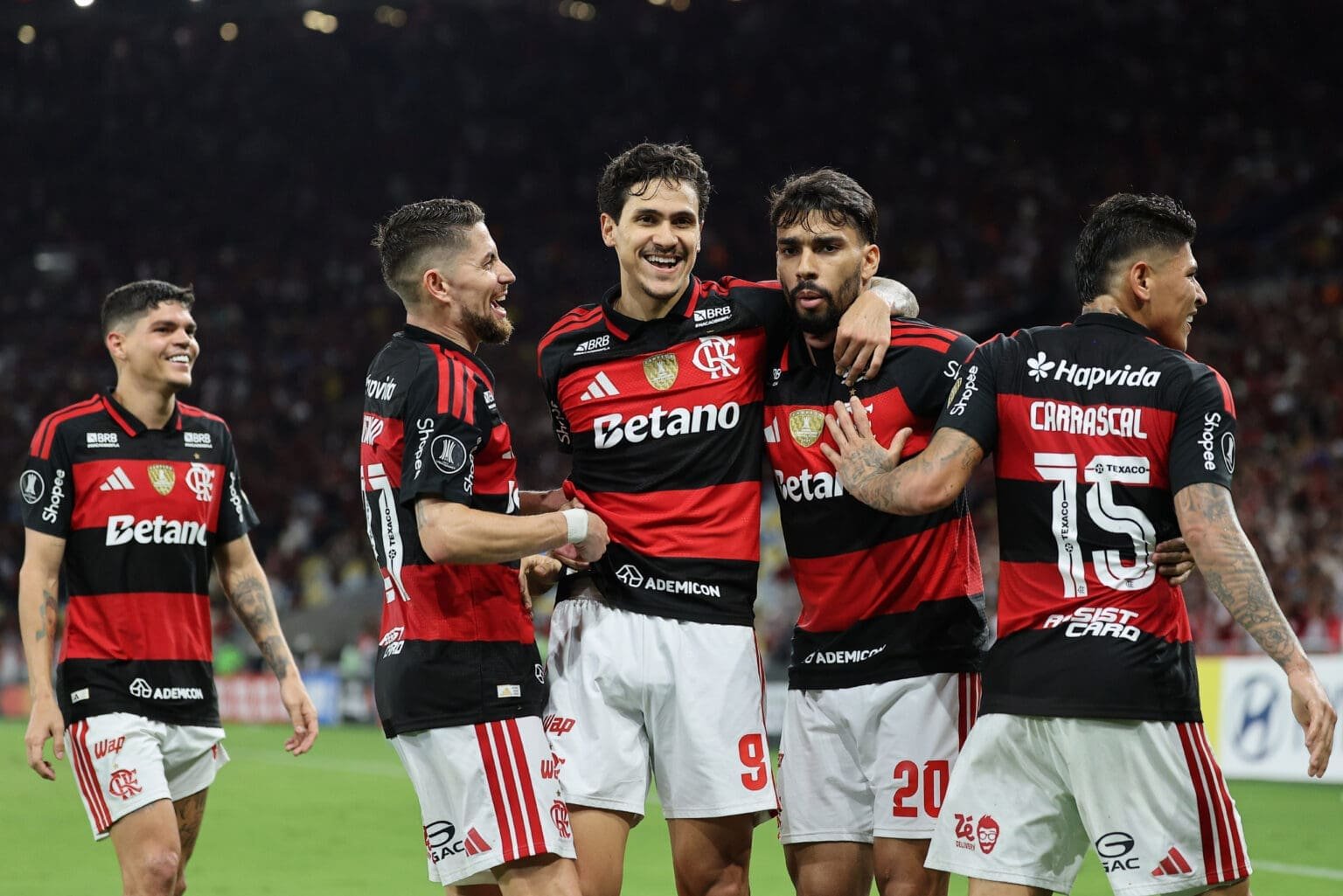Pedro e seus companheiros comemoram gol pelo Flamengo na Libertadores