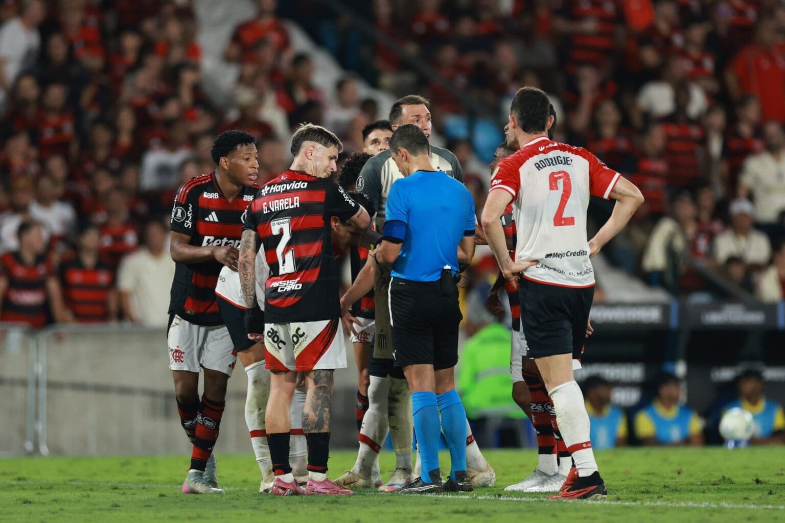 Jogadores de Flamengo e Estudiantes cercam arbitragem em jogo de Libertadores no Maracanã