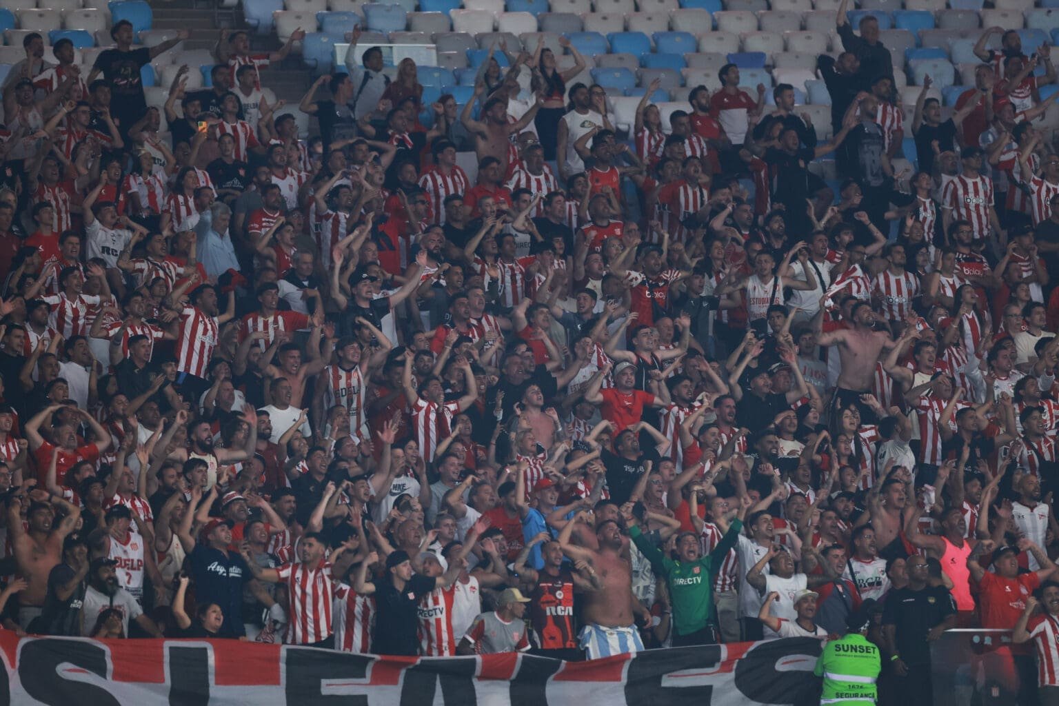 Torcida do Estudiantes lotando sua parte no Maracanã contra o Flamengo, pela Libertadores
