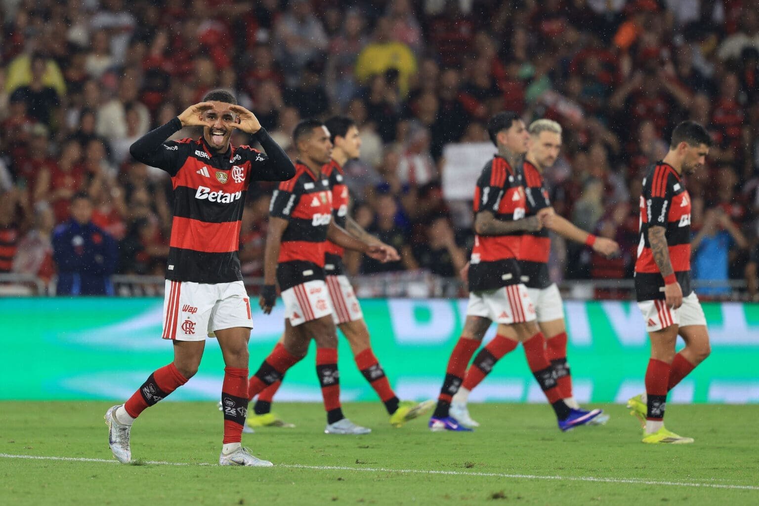 Time do Flamengo comemora gol no Brasileirão; Flamengo x Palmeiras jogam hoje