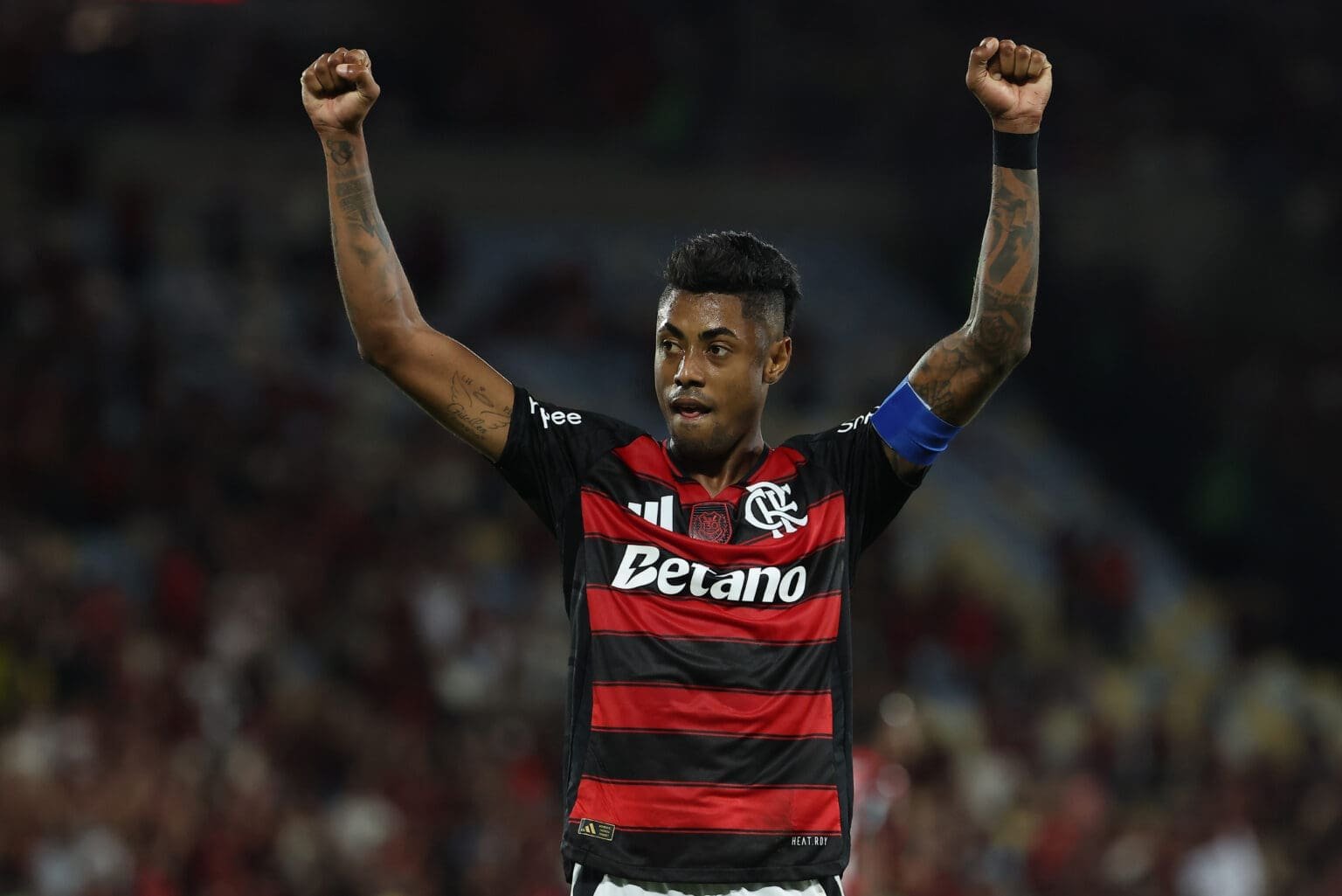 Bruno Henrique comemora gol pelo Mengão; jogador pode jogar Flamengo x Vasco no domingo