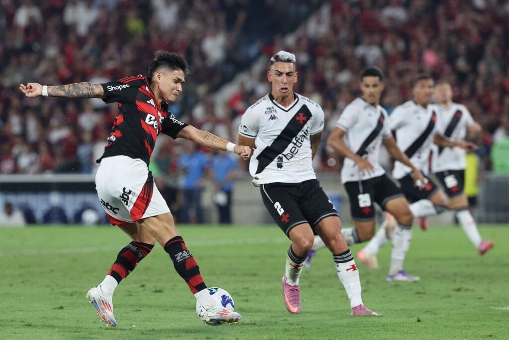Luiz Araújo cruza durante Flamengo x Vasco no Brasileirão